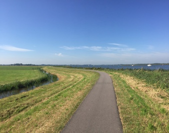 Links de polder, rechts het Uitgeestermeer